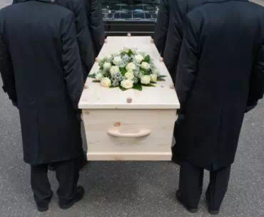 biała trumna pogrzebowa
